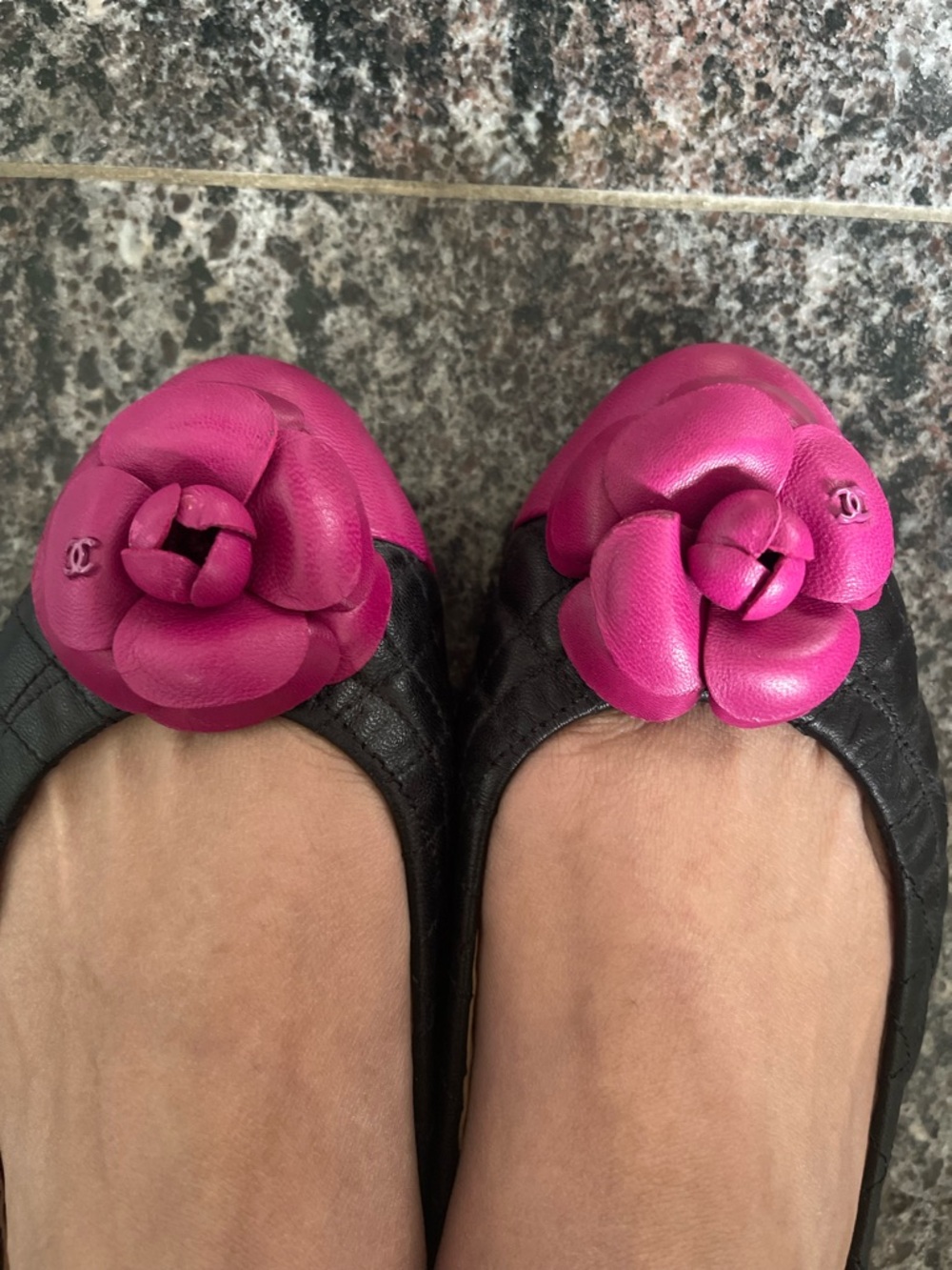 CHANEL Black authentic leather Flats with Hot Pink Camellia Appliqué size 7.5 - Picture 8 of 16